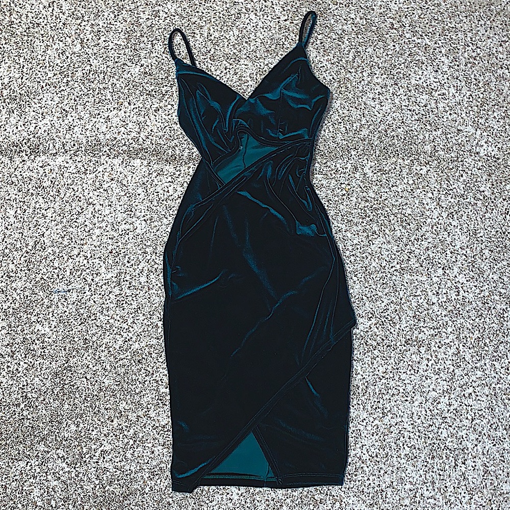 Emerald Green Dress with Center Cutout - Picture 1 of 3